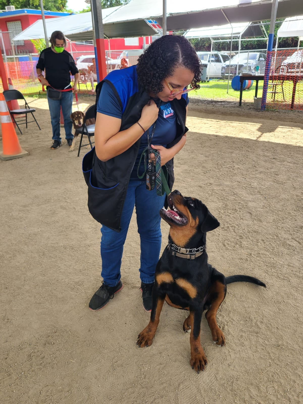 Entrenadora interactuando con un Rottweiler
