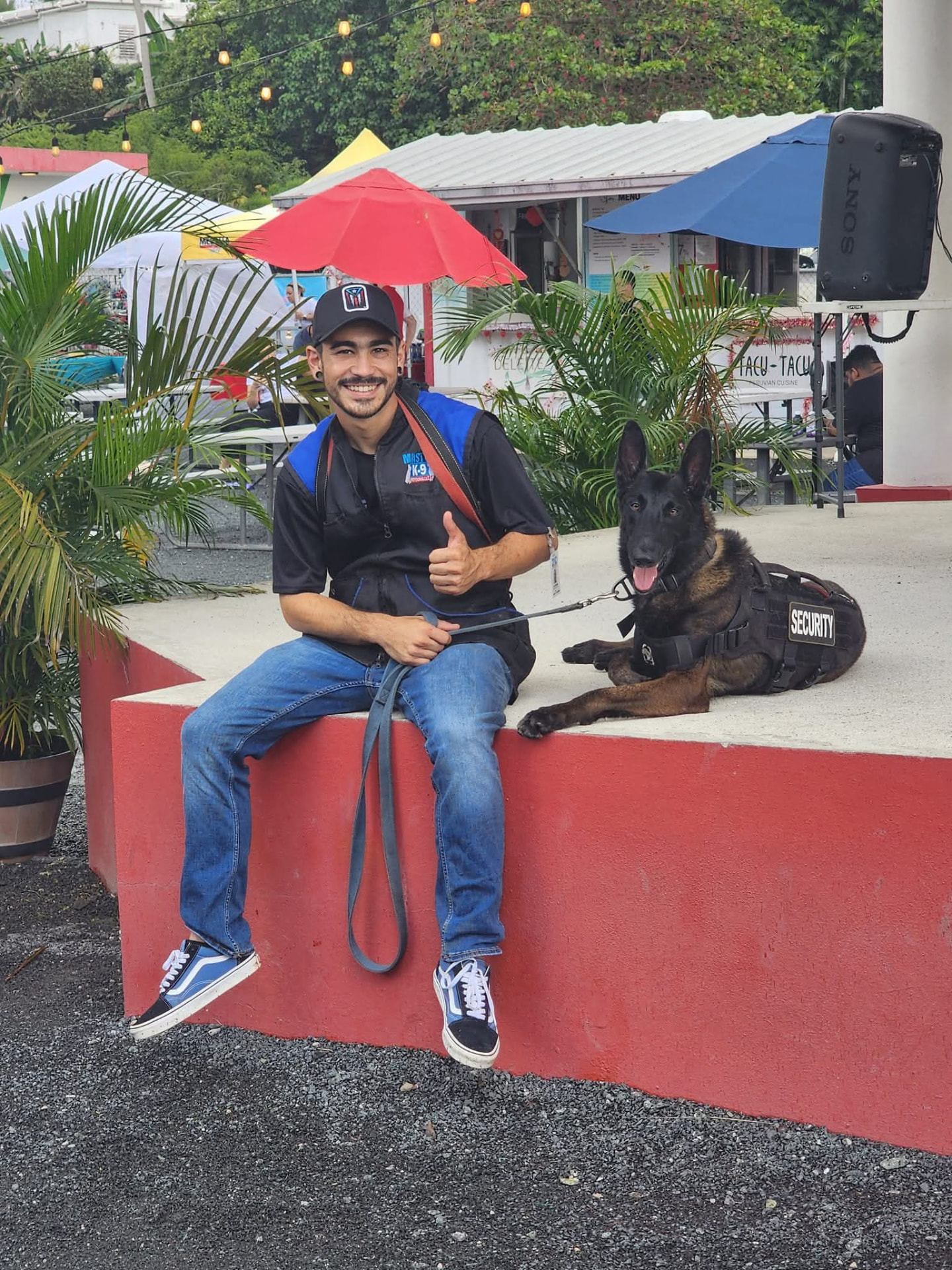Entrenador de Master K-9 junto a un perro de seguridad