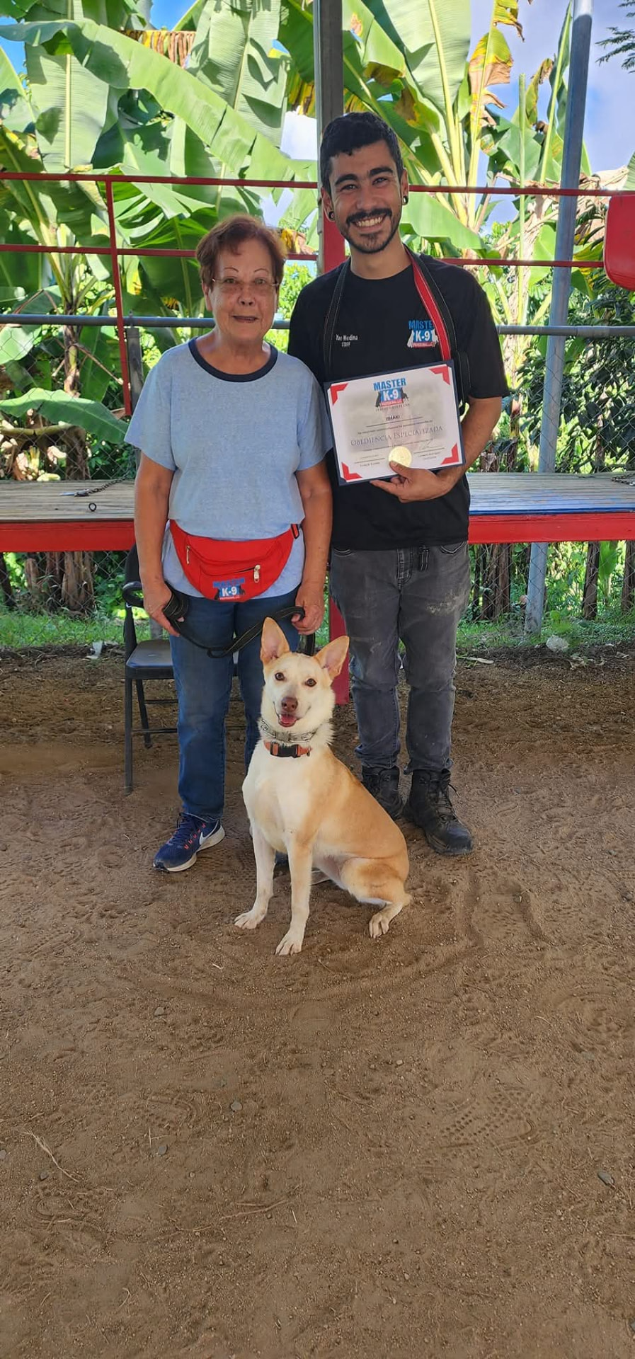Clienta y entrenador celebran la obediencia de su perro